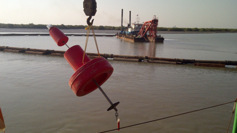 Marking a Captive Jetty Channel – With a Fishing Trawler